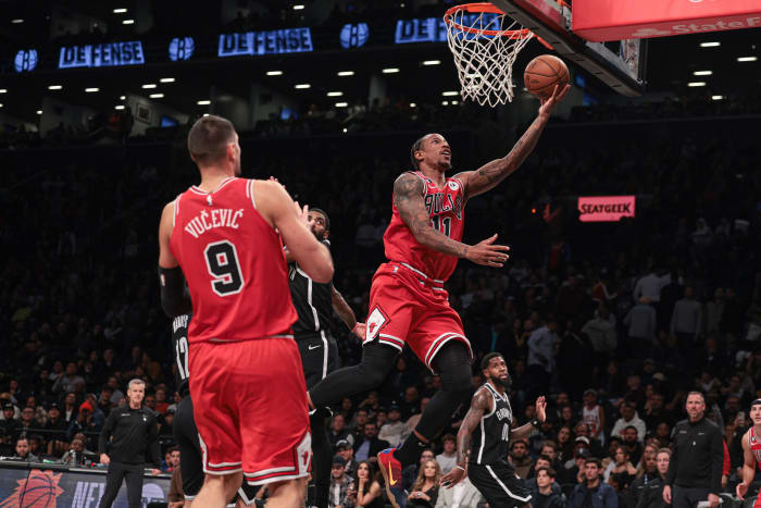 Bulls forward DeMar DeRozan shoots a layup.